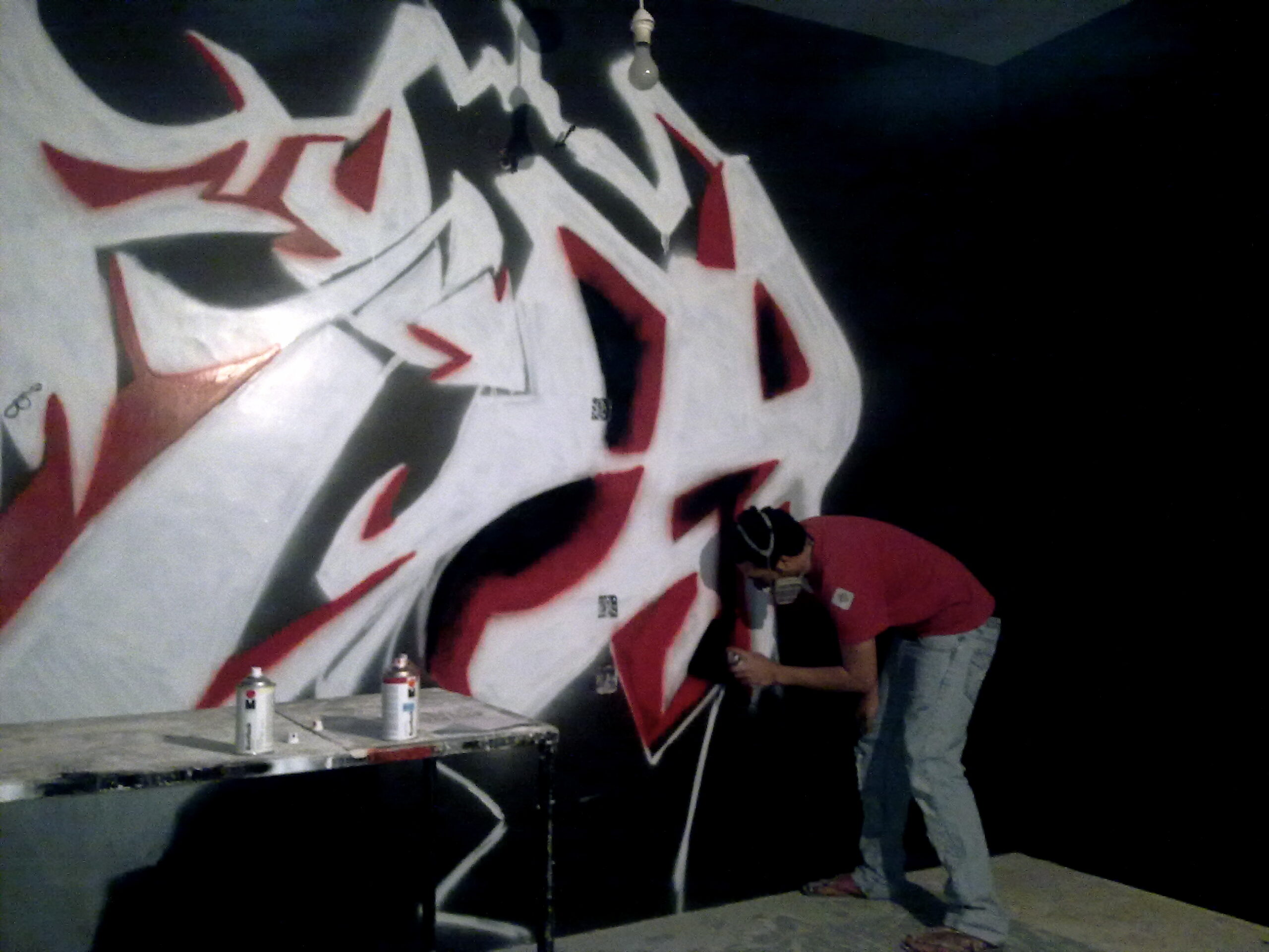 Deyaa in action, painting a graffiti wall © DR